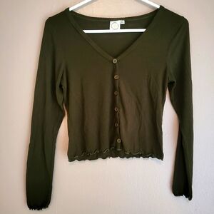 Live in the moment, small green light long-sleeved vneck shirt